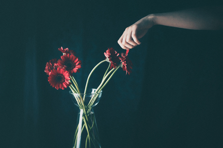 La fille et le bouquet de fleurs